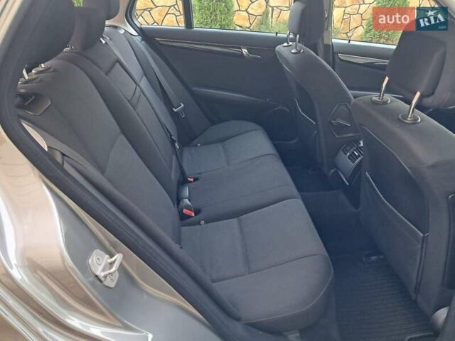 Серый Мерседес Ц-Класс, объемом двигателя 2.2 л и пробегом 357 тыс. км за 8250 $, фото 46 на Automoto.ua