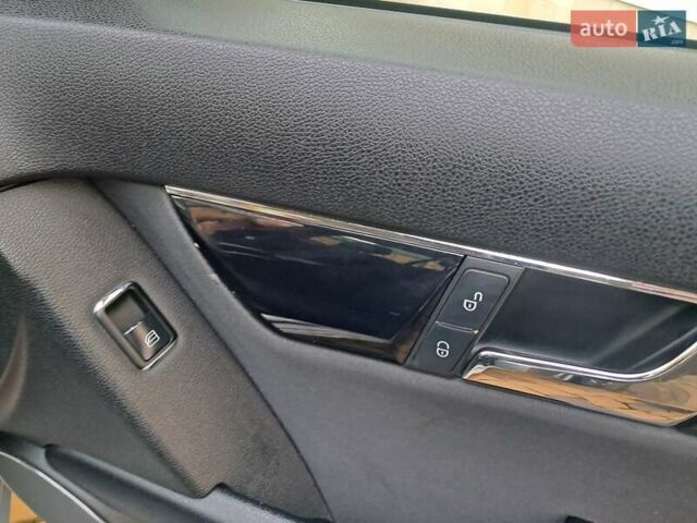 Серый Мерседес Ц-Класс, объемом двигателя 2.2 л и пробегом 357 тыс. км за 8250 $, фото 53 на Automoto.ua