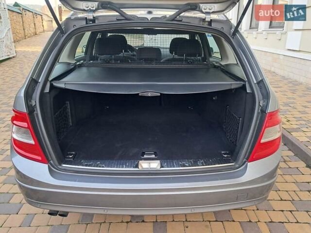 Серый Мерседес Ц-Класс, объемом двигателя 2.2 л и пробегом 357 тыс. км за 8250 $, фото 40 на Automoto.ua