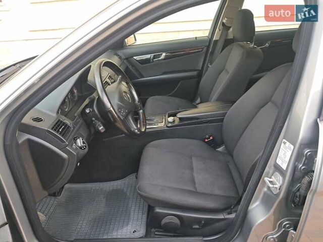 Серый Мерседес Ц-Класс, объемом двигателя 2.2 л и пробегом 357 тыс. км за 8250 $, фото 58 на Automoto.ua