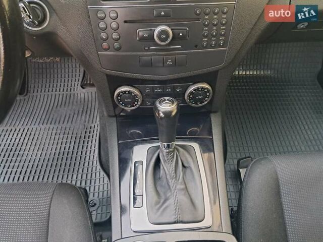Серый Мерседес Ц-Класс, объемом двигателя 2.2 л и пробегом 357 тыс. км за 8250 $, фото 68 на Automoto.ua