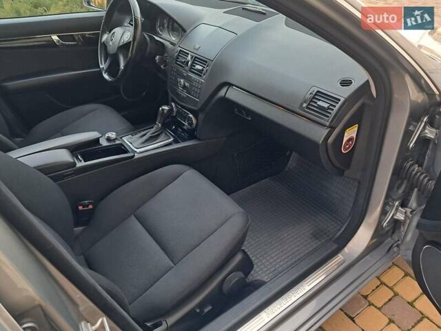 Серый Мерседес Ц-Класс, объемом двигателя 2.2 л и пробегом 357 тыс. км за 8250 $, фото 49 на Automoto.ua