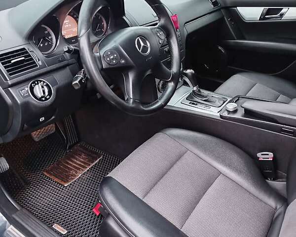 Сірий Мерседес Ц-Клас, об'ємом двигуна 2.14 л та пробігом 280 тис. км за 9000 $, фото 5 на Automoto.ua