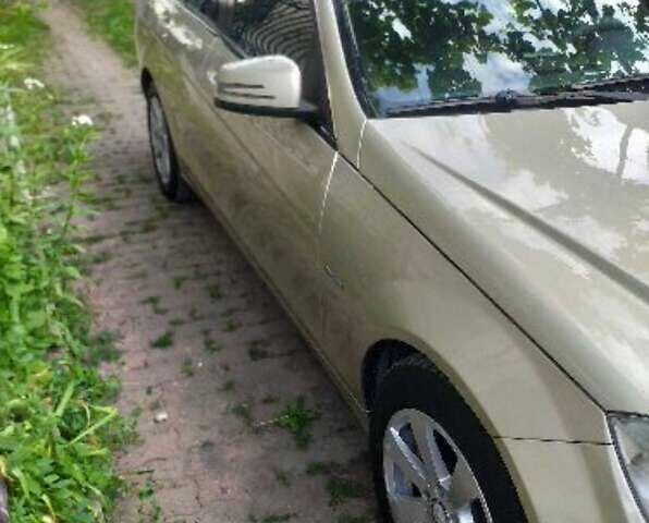 Сірий Мерседес Ц-Клас, об'ємом двигуна 2.2 л та пробігом 300 тис. км за 9500 $, фото 1 на Automoto.ua