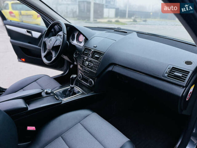 Серый Мерседес Ц-Класс, объемом двигателя 2.2 л и пробегом 304 тыс. км за 8700 $, фото 47 на Automoto.ua