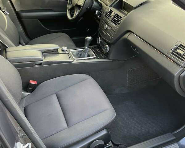 Сірий Мерседес Ц-Клас, об'ємом двигуна 2.15 л та пробігом 430 тис. км за 7700 $, фото 8 на Automoto.ua