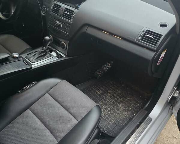 Сірий Мерседес Ц-Клас, об'ємом двигуна 2.2 л та пробігом 286 тис. км за 7800 $, фото 7 на Automoto.ua