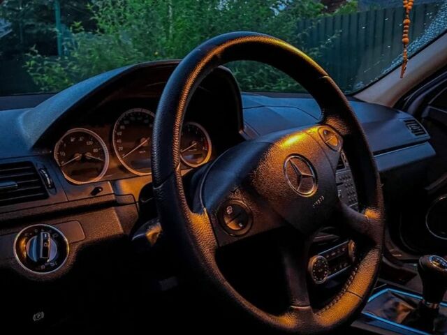 Мерседес Ц-Класс 2009 в Новояворовск на Automoto.ua Серый Мерседес Ц-Класс, объемом двигателя 2.1 л и пробегом 362 тыс. км за 8000 $, фото 5 на Automoto.ua