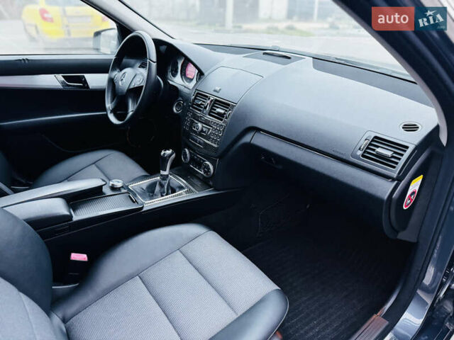 Серый Мерседес Ц-Класс, объемом двигателя 2.2 л и пробегом 304 тыс. км за 8700 $, фото 34 на Automoto.ua
