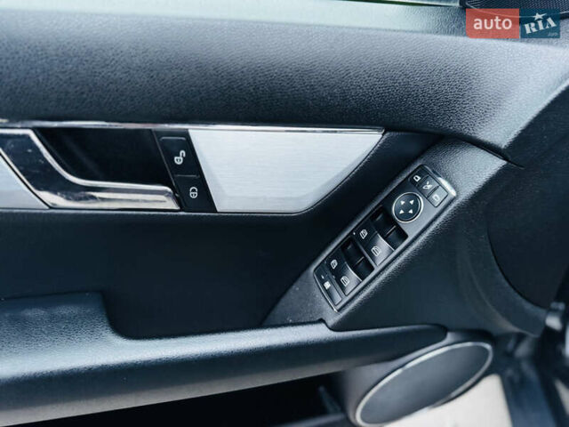 Серый Мерседес Ц-Класс, объемом двигателя 2.2 л и пробегом 304 тыс. км за 8700 $, фото 40 на Automoto.ua