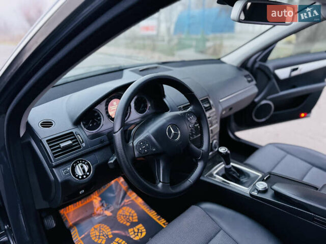 Серый Мерседес Ц-Класс, объемом двигателя 2.2 л и пробегом 304 тыс. км за 8700 $, фото 37 на Automoto.ua