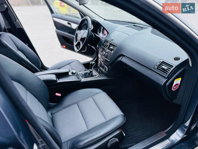 Серый Мерседес Ц-Класс, объемом двигателя 2.2 л и пробегом 304 тыс. км за 8700 $, фото 46 на Automoto.ua