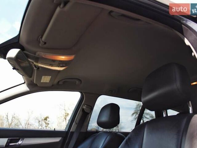 Серый Мерседес Ц-Класс, объемом двигателя 2.2 л и пробегом 250 тыс. км за 10000 $, фото 58 на Automoto.ua