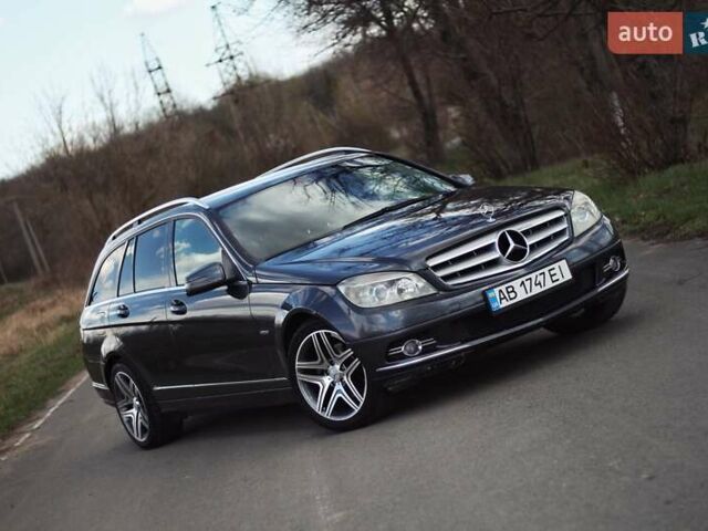 Серый Мерседес Ц-Класс, объемом двигателя 2.2 л и пробегом 250 тыс. км за 10000 $, фото 2 на Automoto.ua