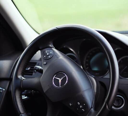 Серый Мерседес Ц-Класс, объемом двигателя 2.2 л и пробегом 250 тыс. км за 10000 $, фото 38 на Automoto.ua