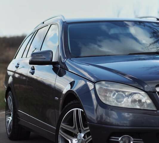 Серый Мерседес Ц-Класс, объемом двигателя 2.2 л и пробегом 250 тыс. км за 10000 $, фото 5 на Automoto.ua