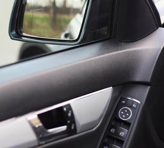 Серый Мерседес Ц-Класс, объемом двигателя 2.2 л и пробегом 250 тыс. км за 10000 $, фото 44 на Automoto.ua