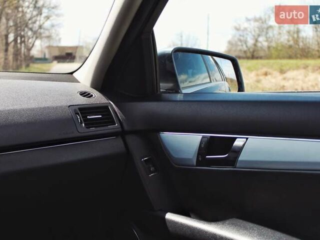 Серый Мерседес Ц-Класс, объемом двигателя 2.2 л и пробегом 250 тыс. км за 10000 $, фото 60 на Automoto.ua