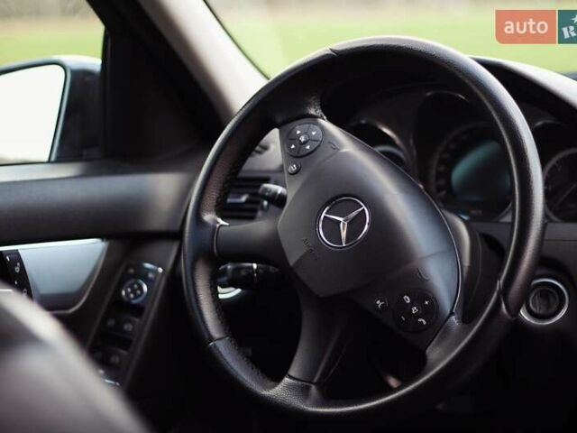 Серый Мерседес Ц-Класс, объемом двигателя 2.2 л и пробегом 250 тыс. км за 10000 $, фото 41 на Automoto.ua