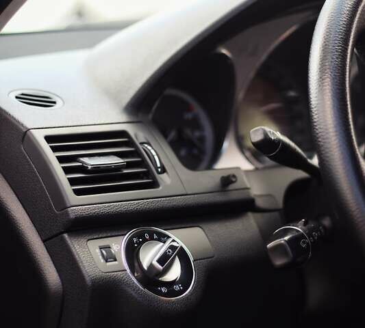 Серый Мерседес Ц-Класс, объемом двигателя 2.2 л и пробегом 250 тыс. км за 10000 $, фото 40 на Automoto.ua