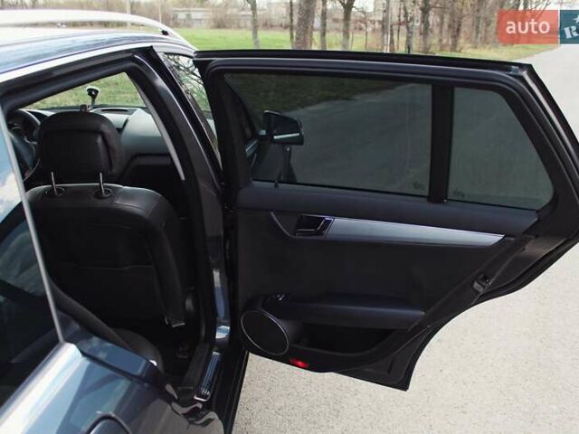 Серый Мерседес Ц-Класс, объемом двигателя 2.2 л и пробегом 250 тыс. км за 10000 $, фото 49 на Automoto.ua