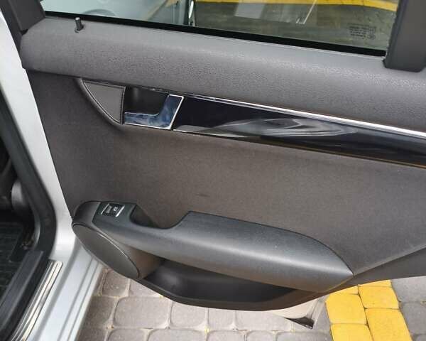 Сірий Мерседес Ц-Клас, об'ємом двигуна 2.2 л та пробігом 332 тис. км за 9200 $, фото 22 на Automoto.ua