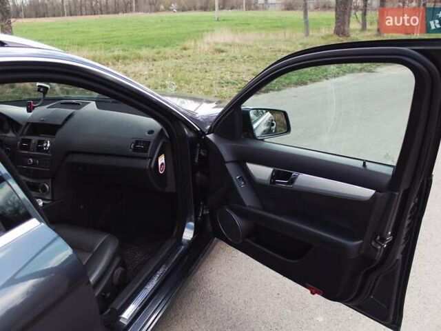 Серый Мерседес Ц-Класс, объемом двигателя 2.2 л и пробегом 250 тыс. км за 10000 $, фото 47 на Automoto.ua