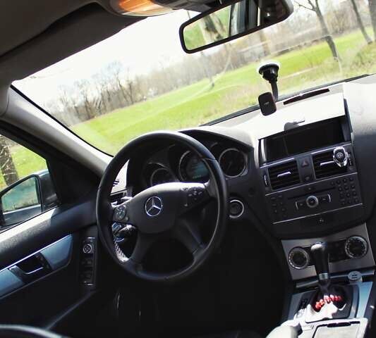 Серый Мерседес Ц-Класс, объемом двигателя 2.2 л и пробегом 250 тыс. км за 10000 $, фото 56 на Automoto.ua