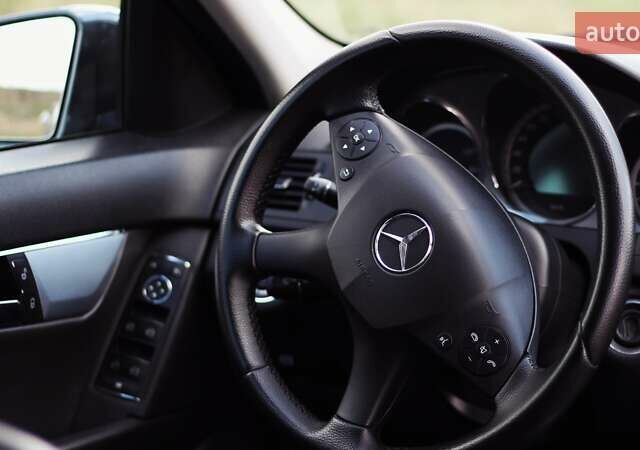 Серый Мерседес Ц-Класс, объемом двигателя 2.2 л и пробегом 250 тыс. км за 10000 $, фото 43 на Automoto.ua