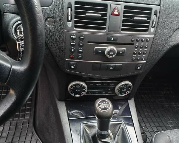 Сірий Мерседес Ц-Клас, об'ємом двигуна 2.2 л та пробігом 332 тис. км за 9200 $, фото 31 на Automoto.ua