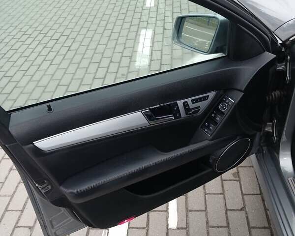 Сірий Мерседес Ц-Клас, об'ємом двигуна 2.99 л та пробігом 248 тис. км за 6700 $, фото 23 на Automoto.ua