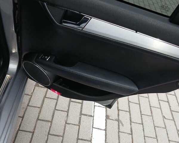 Сірий Мерседес Ц-Клас, об'ємом двигуна 2.99 л та пробігом 248 тис. км за 6700 $, фото 27 на Automoto.ua