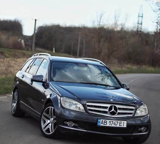 Серый Мерседес Ц-Класс, объемом двигателя 2.2 л и пробегом 250 тыс. км за 10000 $, фото 1 на Automoto.ua