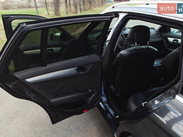 Серый Мерседес Ц-Класс, объемом двигателя 2.2 л и пробегом 250 тыс. км за 10000 $, фото 51 на Automoto.ua