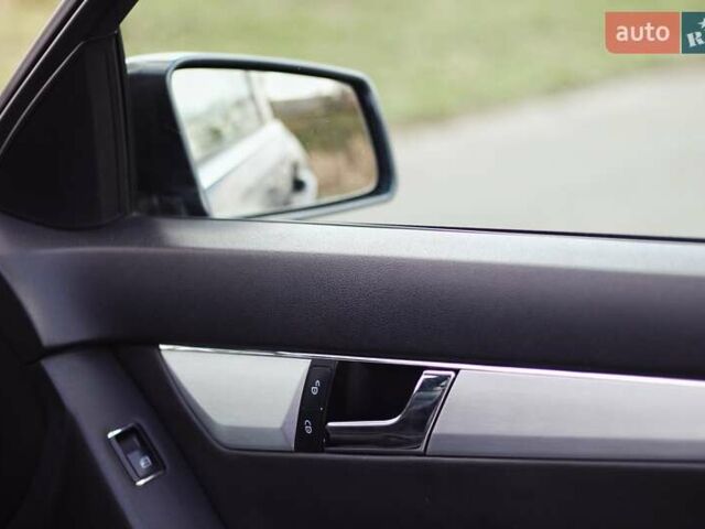 Серый Мерседес Ц-Класс, объемом двигателя 2.2 л и пробегом 250 тыс. км за 10000 $, фото 33 на Automoto.ua