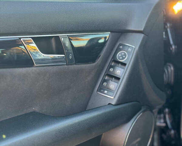 Серый Мерседес Ц-Класс, объемом двигателя 2.2 л и пробегом 327 тыс. км за 9100 $, фото 17 на Automoto.ua