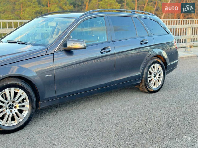 Серый Мерседес Ц-Класс, объемом двигателя 2.2 л и пробегом 327 тыс. км за 9100 $, фото 2 на Automoto.ua