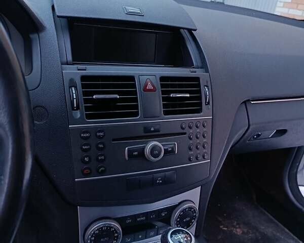 Серый Мерседес Ц-Класс, объемом двигателя 2.2 л и пробегом 346 тыс. км за 9000 $, фото 8 на Automoto.ua