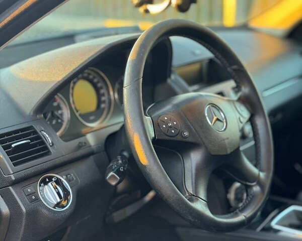 Серый Мерседес Ц-Класс, объемом двигателя 2.2 л и пробегом 327 тыс. км за 9100 $, фото 18 на Automoto.ua