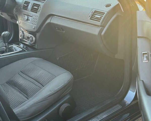 Серый Мерседес Ц-Класс, объемом двигателя 2.2 л и пробегом 327 тыс. км за 9100 $, фото 31 на Automoto.ua