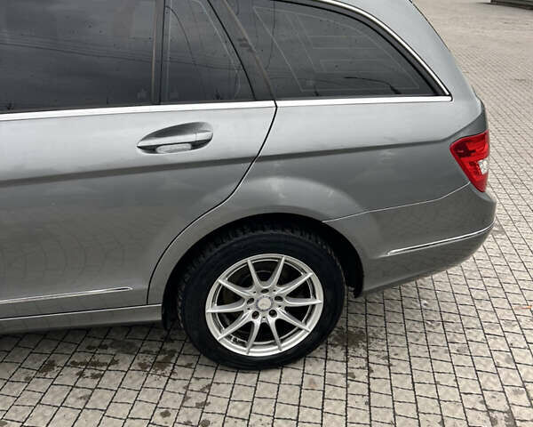 Сірий Мерседес Ц-Клас, об'ємом двигуна 2.14 л та пробігом 305 тис. км за 10400 $, фото 8 на Automoto.ua