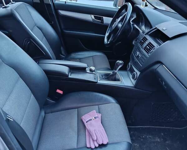 Серый Мерседес Ц-Класс, объемом двигателя 2.2 л и пробегом 346 тыс. км за 9000 $, фото 12 на Automoto.ua