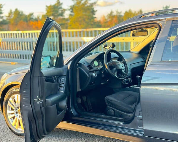 Серый Мерседес Ц-Класс, объемом двигателя 2.2 л и пробегом 327 тыс. км за 9100 $, фото 16 на Automoto.ua