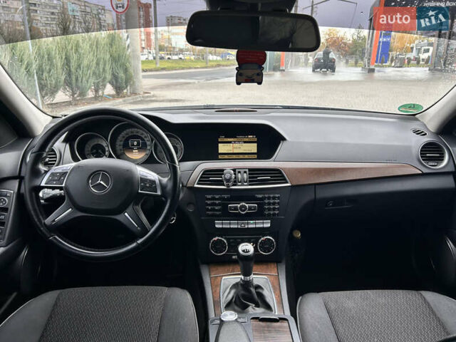 Сірий Мерседес Ц-Клас, об'ємом двигуна 2.14 л та пробігом 305 тис. км за 10400 $, фото 25 на Automoto.ua