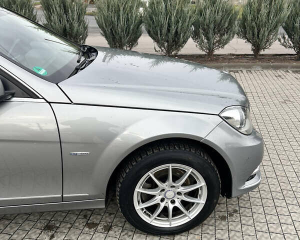 Сірий Мерседес Ц-Клас, об'ємом двигуна 2.14 л та пробігом 305 тис. км за 10400 $, фото 4 на Automoto.ua