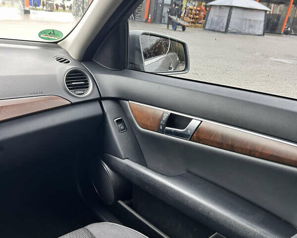 Сірий Мерседес Ц-Клас, об'ємом двигуна 2.14 л та пробігом 305 тис. км за 10400 $, фото 27 на Automoto.ua