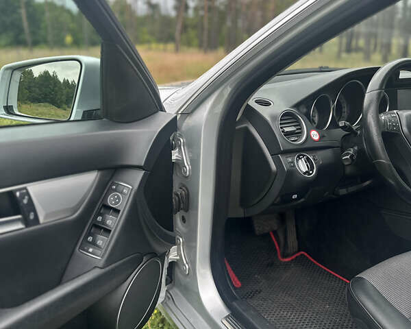 Серый Мерседес Ц-Класс, объемом двигателя 2.15 л и пробегом 280 тыс. км за 9250 $, фото 25 на Automoto.ua