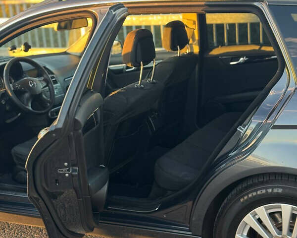 Серый Мерседес Ц-Класс, объемом двигателя 2.2 л и пробегом 327 тыс. км за 9100 $, фото 26 на Automoto.ua