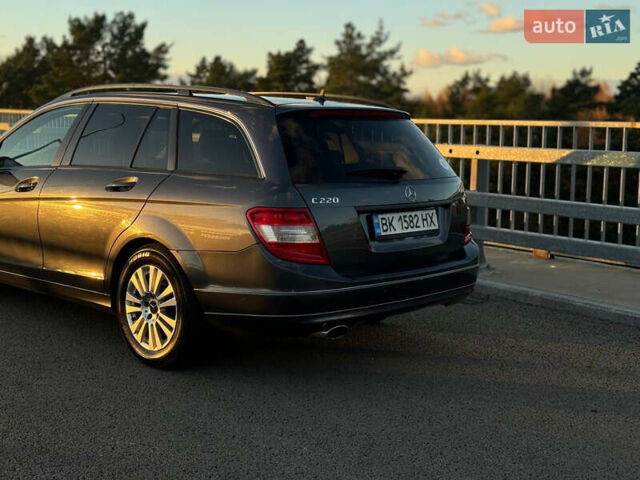 Серый Мерседес Ц-Класс, объемом двигателя 2.2 л и пробегом 327 тыс. км за 9100 $, фото 6 на Automoto.ua