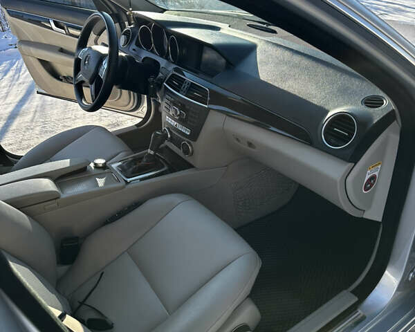 Серый Мерседес Ц-Класс, объемом двигателя 2.2 л и пробегом 350 тыс. км за 11999 $, фото 6 на Automoto.ua